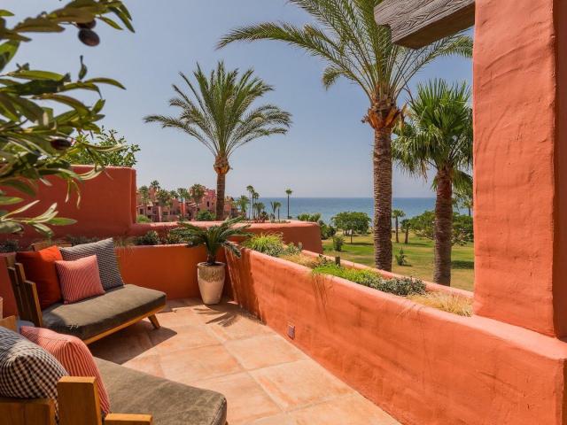 Ático dúplex de 4 dormitorios y 4 baños en primera línea de playa. Estepona