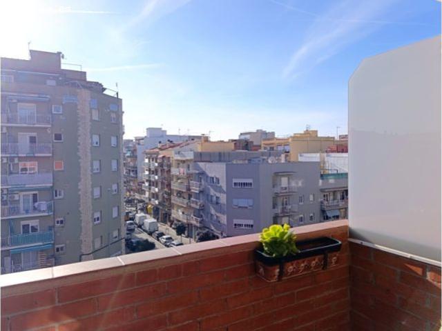 Ático dúplex en Pineda de Mar. Muy soleado, con 4 habitaciones y con 2 terrazas