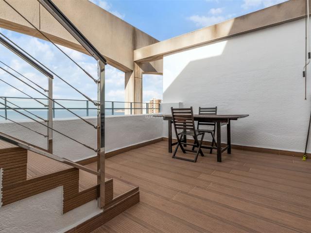Ático dúplex en primera línea con vistas a la montaña y al m. 55m² Benidorm