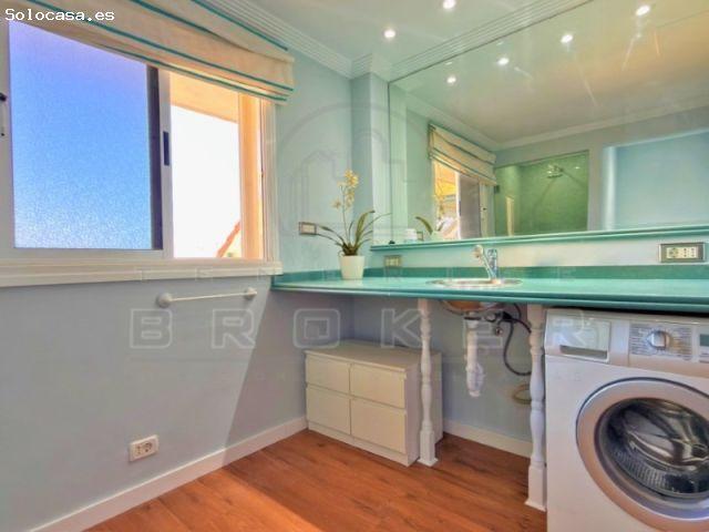Ático dúplex exclusivo con garaje y piscina climatizada, amplias terrazas y