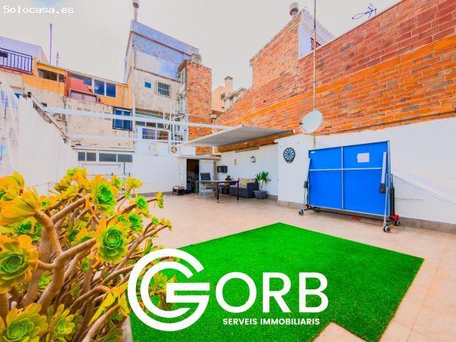 Ático dúplex reformado con terraza de 60 m2 y vistas al mar