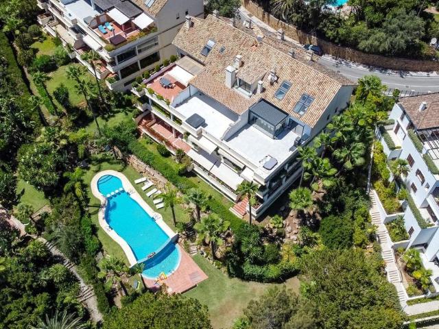 Ático dúplex reformado de 3 dormitorios, 3 baños con vistas al mar. Milla de Oro, Marbella