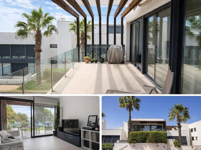 Ático en venta en Tarragona, Urbanitzacions de Llevant Costa Dorada. Exclusiva propiedad en Cala Romana, Tarragona, con terrazas, vistas al mar y gran potencial de inversión. Áticos.