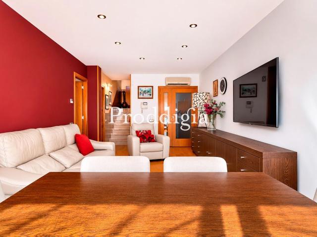 Ático en venta en Terrassa, Barri del Centre. Precioso ático dúplex de 4 habitaciones y dos plazas de garaje. Áticos.