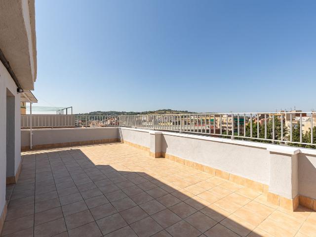 Ático en venta en Terrassa, La Maurina. MARAVILLOSO ÁTICO CON TERRAZA DE 100M2 Y EXCELENTES VISTAS CON ASCENSOR. Áticos.