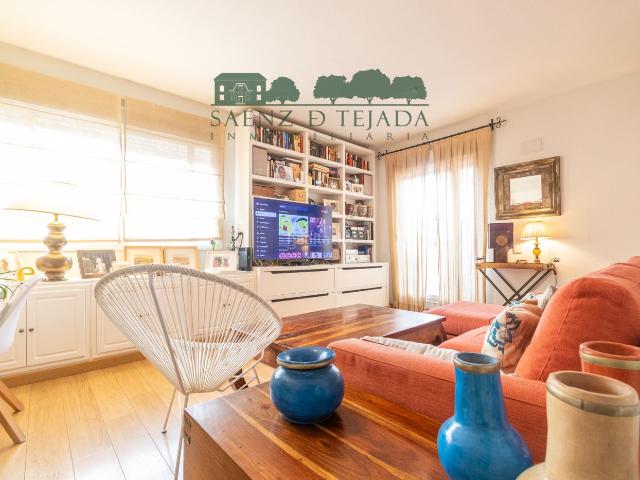 Ático en venta en Tomares, Santa Eufemia. Este ático goza de unas características singulares que le hacen destacar por encima de otros inmuebles de la zona. Áticos.