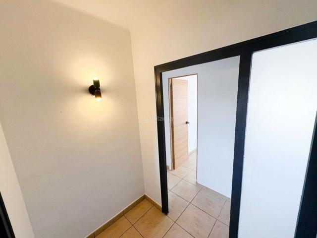 Ático en venta en Tona. Piso de 75 m² reformado, muy luminoso, con 3 habitaciones exteriores, terraza, cocina independiente y vistas, lista para estrenar. Áticos.