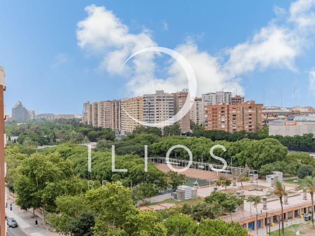 Ático en venta en Valencia, La Petxina. Impresionante ático dúplex con vistas al Rio del Turia y más de 72 m² de terrazas con vistas despejadas. Áticos.