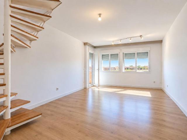 Ático en venta en Vila seca, Vila seca Poble Costa Dorada. Dúplex reformado con terraza, parking y piscina comunitaria. Áticos.