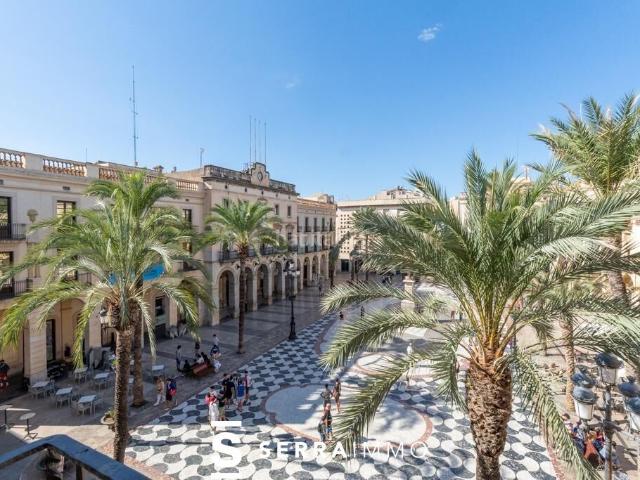 Ático en venta en Vilanova i la Geltrú, Centrevila Costa Dorada. Exclusivo ático dúplex en el corazón de la Plaça de la Vila, con terraza privada y piscina comunitaria. Áticos Vilanova i la.