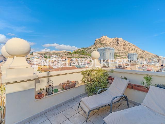 Ático en venta en Alicante, Casco Antiguo Sta. Cruz Ayuntamiento. Encantador Ático con Vistas a la Catedral y al Castillo. Áticos.