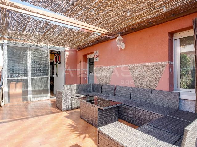 Ático en venta en Badalona, Llefià. ÁTICO 3º Real sin Ascensor REFORMADO CON TERRAZA DE 36 M2 JUNTO AL METRO ARTIGUES SANT ADRIÀ. Áticos.