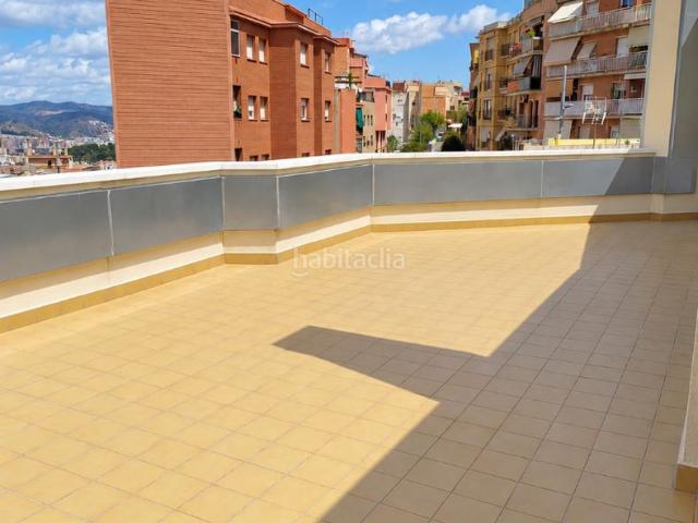 Ático en venta en Barcelona, Carmel. Ático de 2 habitaciones con terraza y amplias vistas sobre Barcelona. Áticos.
