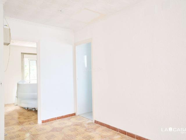 Ático en venta en Barcelona, Carmel. Piso acogedor con terraza privada, ideal para vivir o invertir. Áticos.