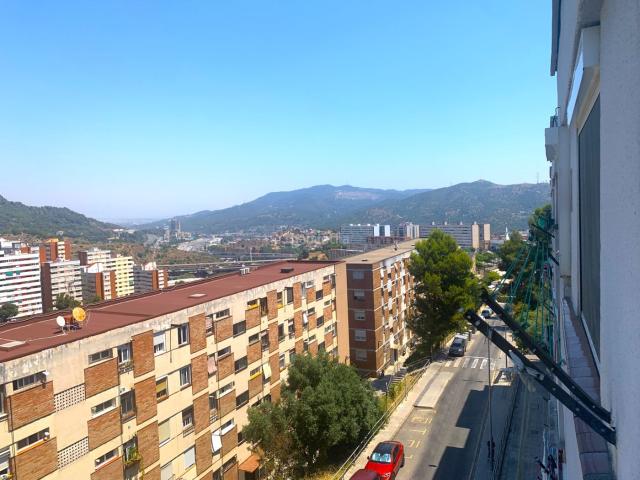 Ático en venta en Barcelona, Ciutat Meridiana. Ático en venta en Calle de Perafita. Áticos.
