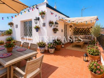 Ático en venta en Barcelona, Barri de les Corts. Gran terraza en pequeño ático a estrenar. Áticos.