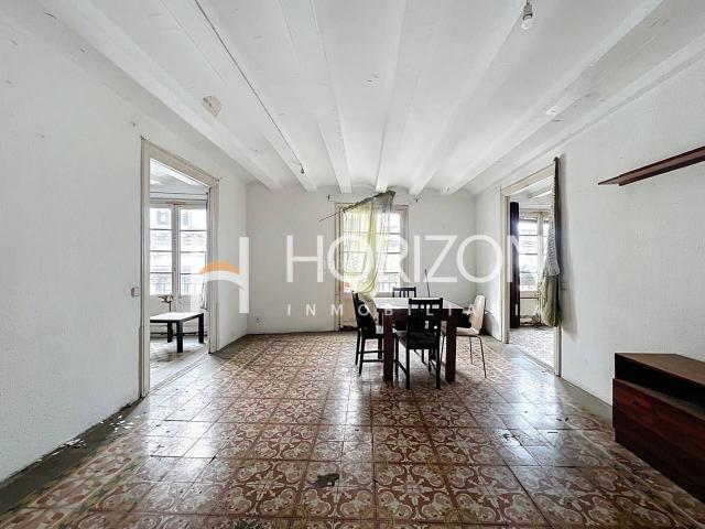Ático en venta en Barcelona, Gòtic. Joya Histórica en el Gótico Ático con Terraza Privada y Elementos Originales A Reformar. Áticos.