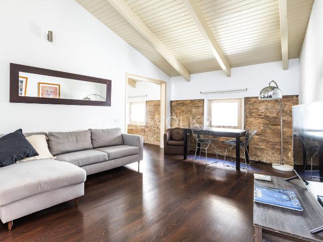 Ático en venta en Barcelona, Gòtic. Luminoso dúplex reformado con terraza soleada en el Gótico. Áticos.