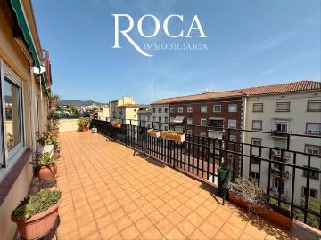 Ático en venta en Barcelona, Guinardó. ¡ÁTICO de 100m2 + 42m2 de TERRAZA! 4 dormitorios y 2 baños. Áticos.