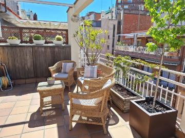 Ático en venta en Barcelona, Guinardó. Ático luminoso con gran terraza a nivel, en zona tranquila y bien comunicada. Áticos.