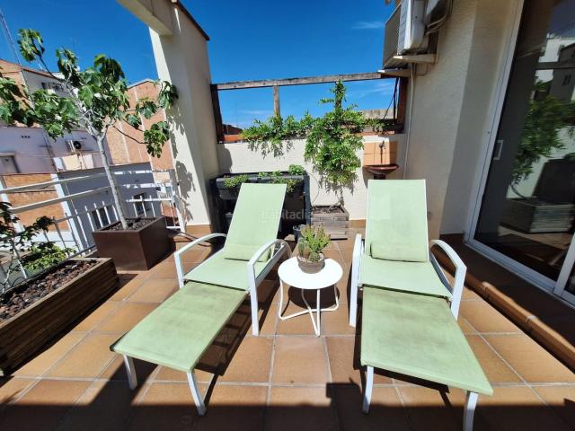 Ático en venta en Barcelona, Guinardó. Ático luminoso con gran terraza a nivel, en zona tranquila y bien comunicada. Áticos.