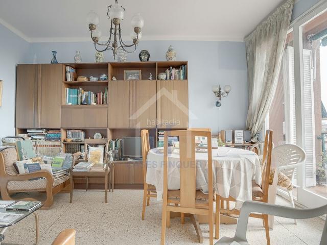 Ático en venta en Barcelona, El Camp de l´Arpa del Clot. Ático en venta en calle Provença, Barcelona ! Ubicado en una finca con ascensor, este luminoso ático ofrece una excelente distri. Áticos.