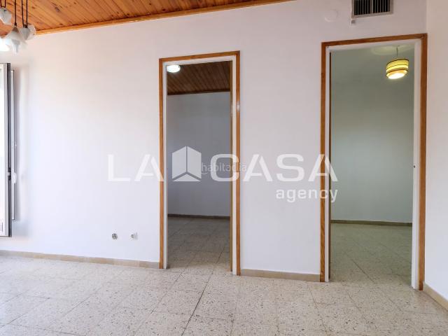 Ático en venta en Barcelona, Horta. Ático de 52 m2 con terraza, orientación sur y ascensorUna vivienda luminosa, exterior y muy bien aprovechada. Áticos.