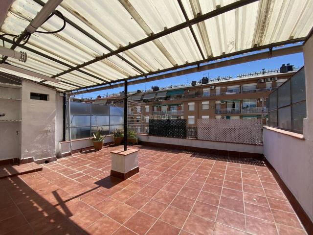 Ático en venta en Barcelona, La Bordeta. ATICO EN VENTA CON TERRAZA PROPIA. Áticos.