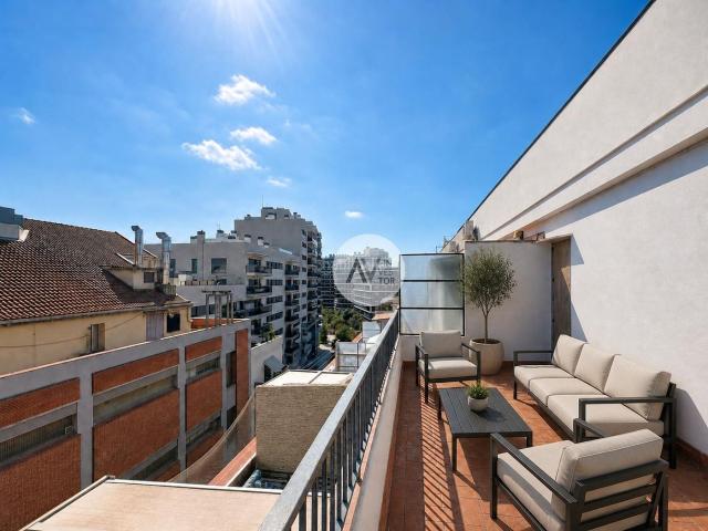 Ático en venta en Barcelona, La Bordeta. Espectacular sobreático a reformar con doble orientación y dos terrazas gran potencial en zona en plena expansión!. Áticos.