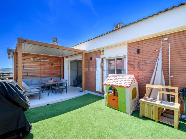 Ático en venta en Barcelona, La Nova Esquerra de l´Eixample. ÁTICO A TRES VIENTOS COMPLETAMENTE REFORMADO, CON TERRAZA PRIVADA DE 40M2 Y PISCINA COMUNITARIA EN LA NOVA ESQUERRA DE LEIXAMPLE. Áticos.