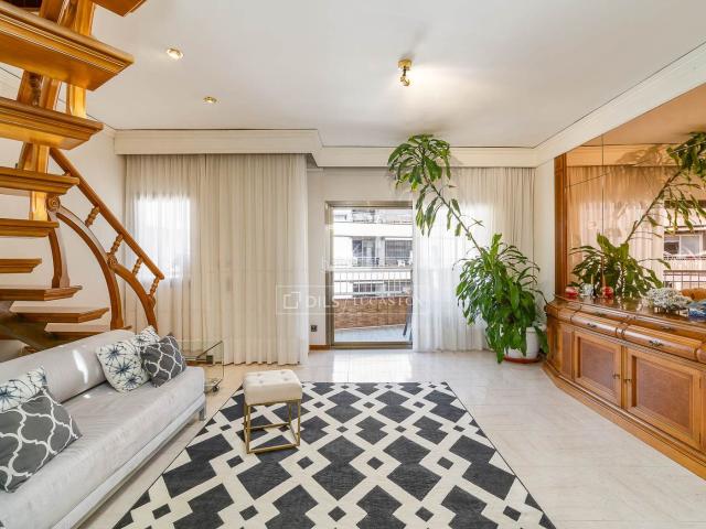 Ático en venta en Barcelona, La Nova Esquerra de l´Eixample. Ático dúplex luminoso con balcón y con posibilidad de parking en venta en el Eixample Izquierdo. Áticos.