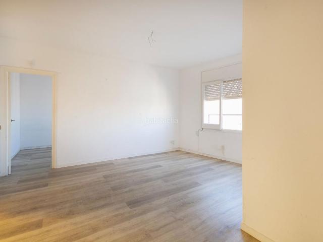 Ático en venta en Barcelona, Navas. Excelente ático en Navas con mucha luz. Áticos.
