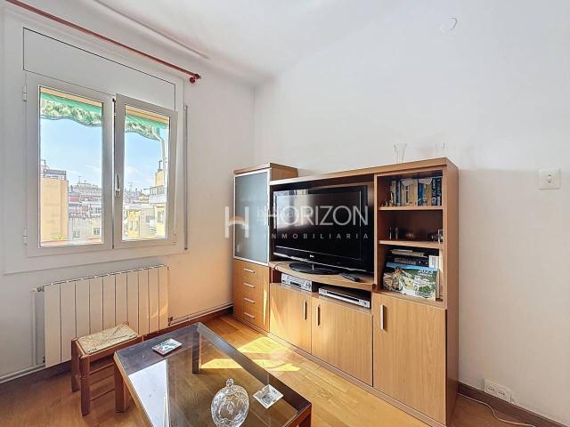 Ático en venta en Barcelona, Navas. Privacidad y Luz Natural en un 6º Real. Áticos.