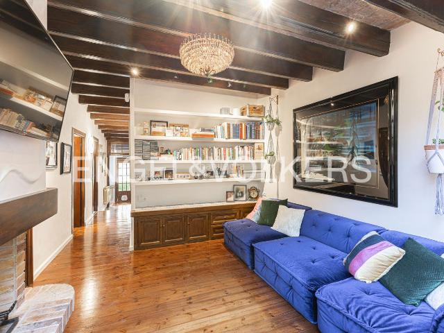 Ático en venta en Barcelona, Sagrada Família. Exclusivo apartamento en el Eixample de Barcelona con terrazas privadas, encanto histórico, chimenea y ubicación privilegiada junt. Áticos.