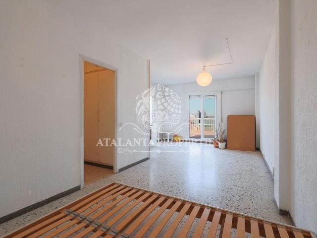 Ático en venta en Barcelona, Sant Antoni. Atico con Terraza privativa. Áticos.
