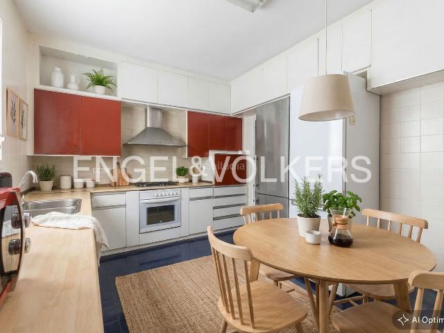 Ático en venta en Barcelona, Sant Antoni. Maravilloso ático con gran terraza a nivel y 5 habitaciones en Eixample, parking en finca. Áticos.