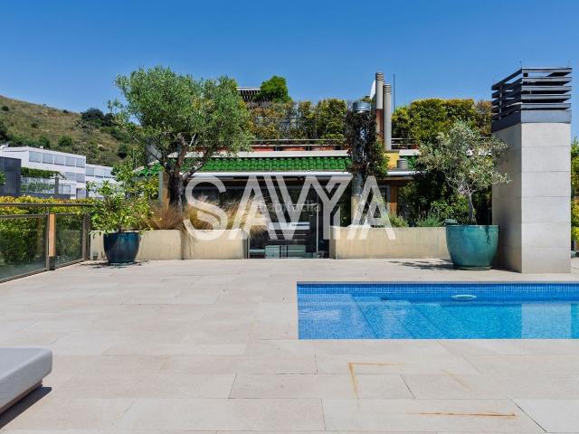 Ático en venta en Barcelona, Sant Gervasi Bonanova. Atico con increíbles vistas, con amplia terraza, piscina privada y pista de padel. Áticos.
