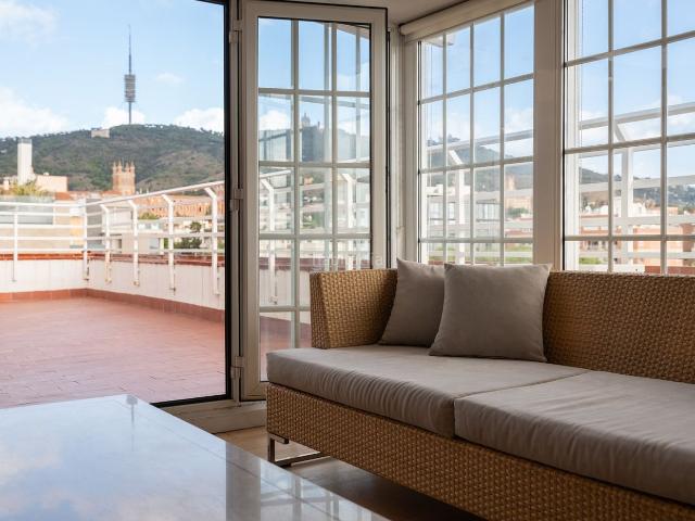 Ático en venta en Barcelona, Sarrià. Ático con terraza junto a Plaça Sarrià vistas del Tibidabo al mar, luz, encanto y total privacidad. Áticos.