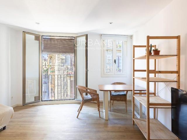 Ático en venta en Barcelona, Raval. Luminoso apartamento en última planta junto al Mercat de Sant Antoni. Áticos.