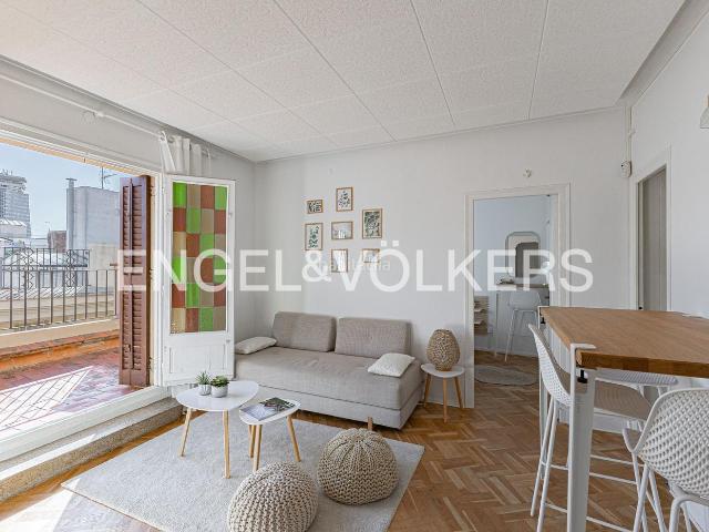 Ático en venta en Barcelona, Raval. Magnífico ático con ascensor al lado de Liceo. Áticos.