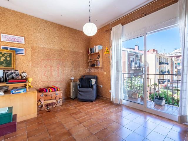 Piso en venta en Barcelona, Vila de Gràcia. ÚLTIMA PLANTA A REFORMAR CON BALCON EN LA VILA DE GRACIA. Pisos.