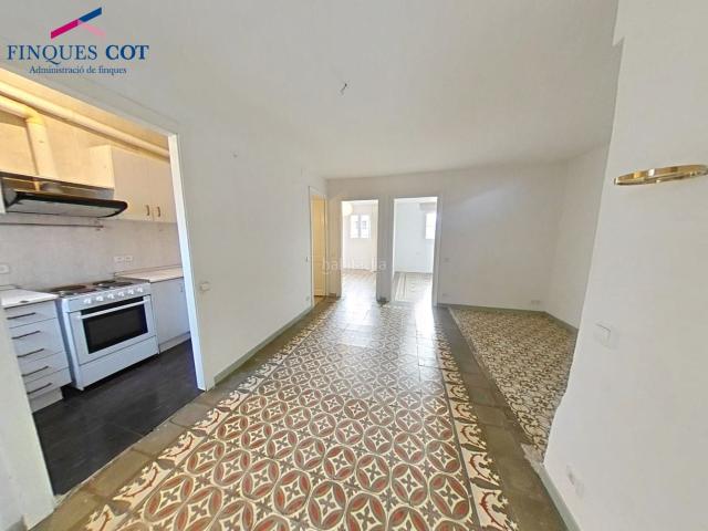 Ático en venta en Barcelona, Vila de Gràcia. Ático exterior en Gràcia, a 1 minuto de Paseo de Gracia con terrado comunitario. Áticos.
