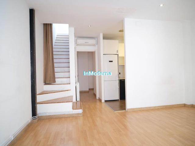Ático en venta en Barcelona, Vila de Gràcia. ESTUPENDO ATICO EN PRIMER PISO CON ESCALERA PROPIA Y TERREZA 40M2 EN EL CORAZÓN DE GRÀCIA. Áticos.