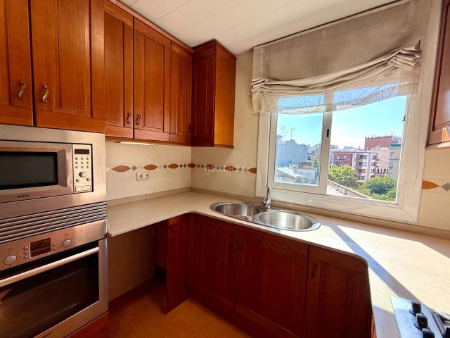 Ático en venta en Barcelona, Vilapicina Torre Llobeta. ¡Ático todo exterior, muchísima luz, terraza y delante del metro Maragall!. Áticos.