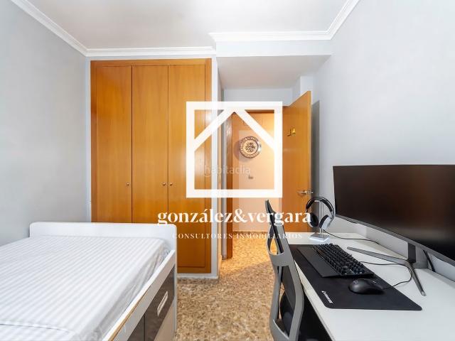 Ático en venta en Burjassot, Zona Campus Universitario. SE VENDE ÁTICO DÚPLEX PRÓXIMO AL PARQUE DE LA GRANJA DE BURJASSOT. 128 M2. CON AMPLIO GARAJE Y TRASTERO. PARA ENTRAR A VIVIR. Áticos.