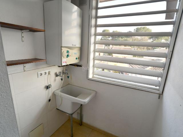Ático en venta en Caldes de Malavella. Àtic al nucli del poble. Exterior i molt lluminós, amb una àmplia terrassa que envolta tot el pis. Pàrquing i traster inclosos. Áticos Caldes de.