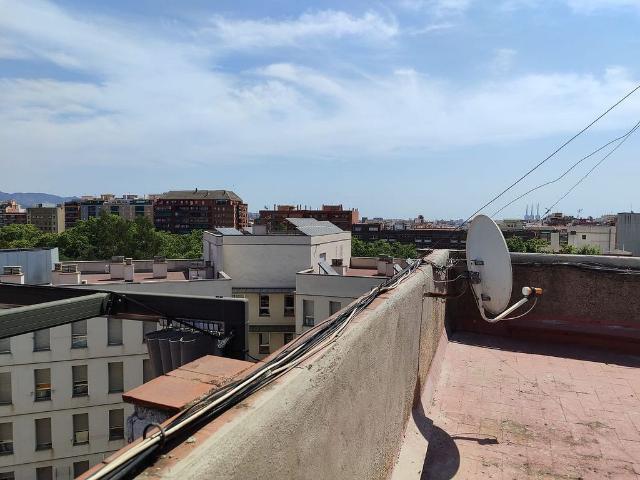 Ático en venta en calle Vèlia, Barcelona, de 57 m² 3 habitaciones por 99.000