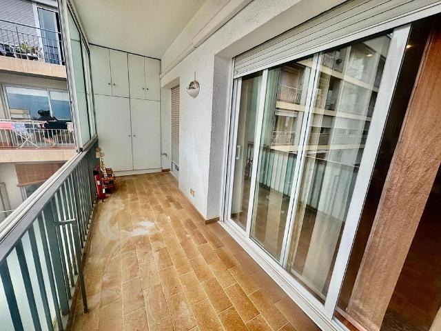 Ático en venta en calle De Gènova, Barcelona, de 68 m² 3 habitaciones por 425.000