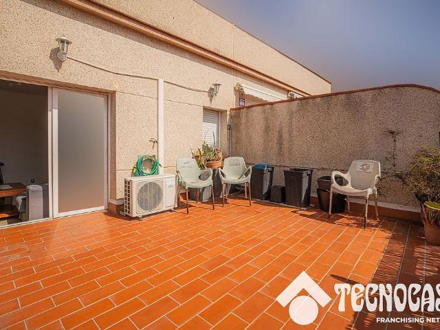Ático en venta en calle De L'estadi, Badalona, de 74 m² 3 habitaciones por 160.000