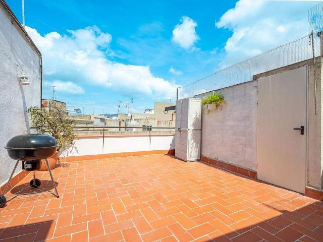 Ático en venta en calle De Les Carretes, Barcelona, de 45 m² 2 habitaciones por 310.000
